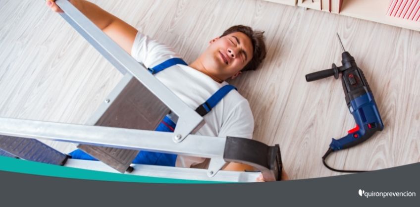 trabajador accidentado con escalera imagen grande