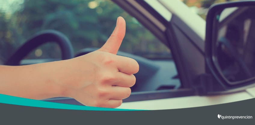 persona dando el ok con la mano desde un coche imagen grande