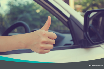 persona dando el ok con la mano desde un coche imagen pequeña