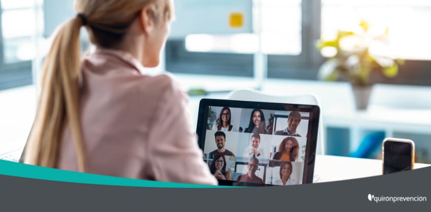 mujer reunida por videoconferencia imagen grande