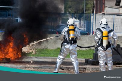 dos bomberos apagando fuego con manguera imagen pequeña