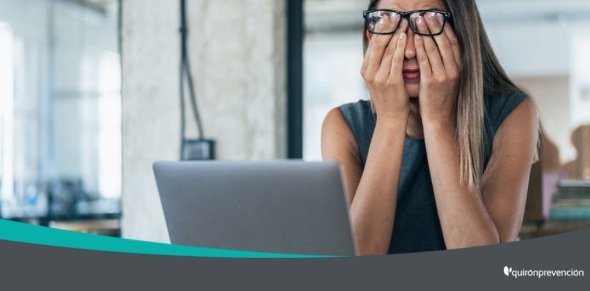 mujer cansada en oficina imagen grande