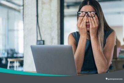 mujer cansada en oficina imagen pequeña