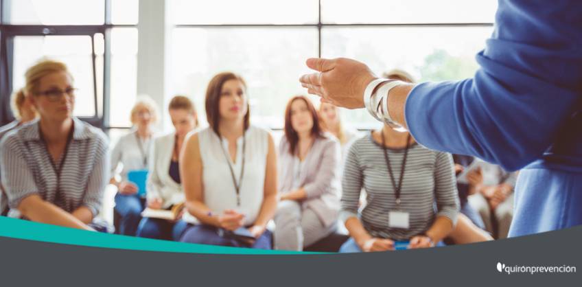 técnico de prevención dando clase a alumnos imagen grande