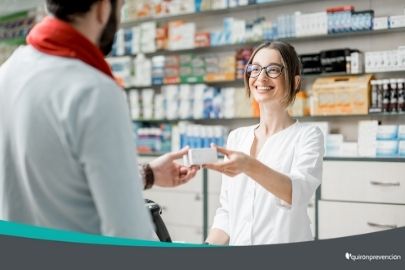 farmacéutica sonriente atendiendo a cliente imagen pequeña