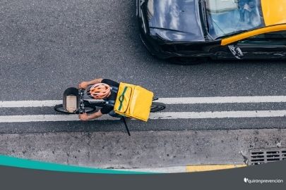 rider en bicicleta cerca de un taxi imagen pequeña