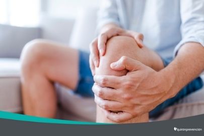 hombre sujetándose rodilla con dolor interno imagen pequeña