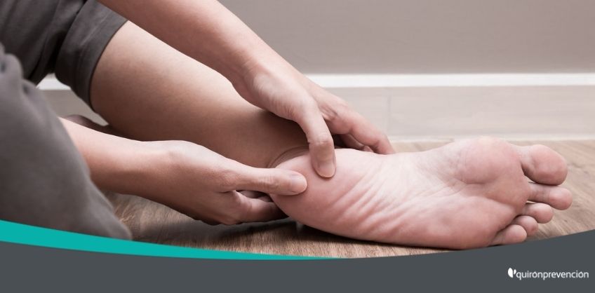 mujer agarrando pie con fascitis plantar imagen grande