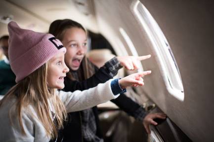 niños en avión