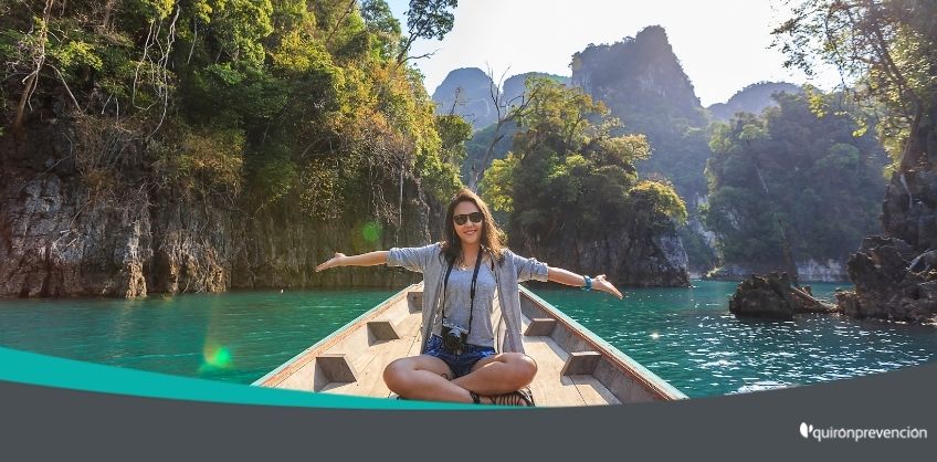 mujer en barco por Vietnam imagen grande