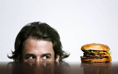 hombre mirando hamburguesa (1)