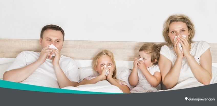 familia sonándose en la cama imagen grande
