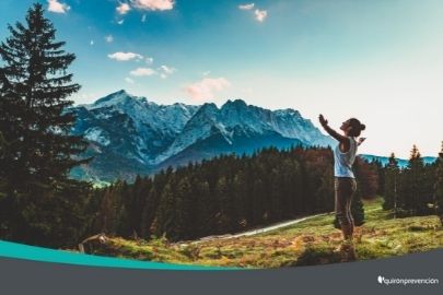 Chica haciendo deporte en la montaña imagen pequeña