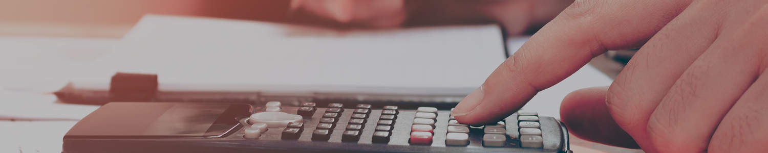 empleado haciendo cuentas con calculadora_top