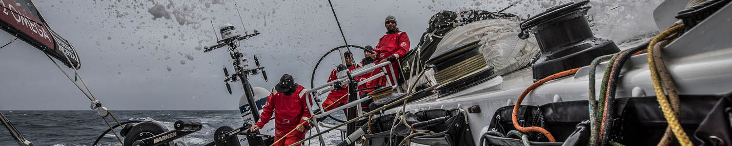 barco-vela-regata-mar-estrecho