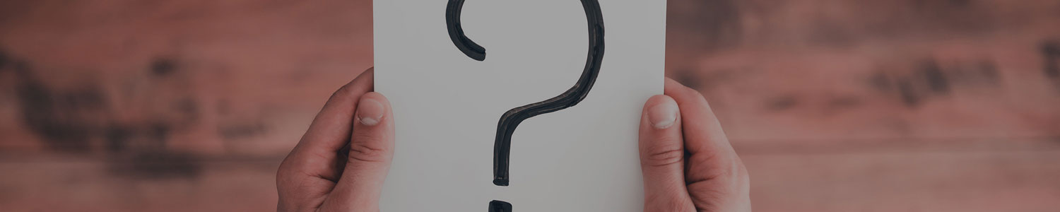manos sosteniendo papel con signo interrogación