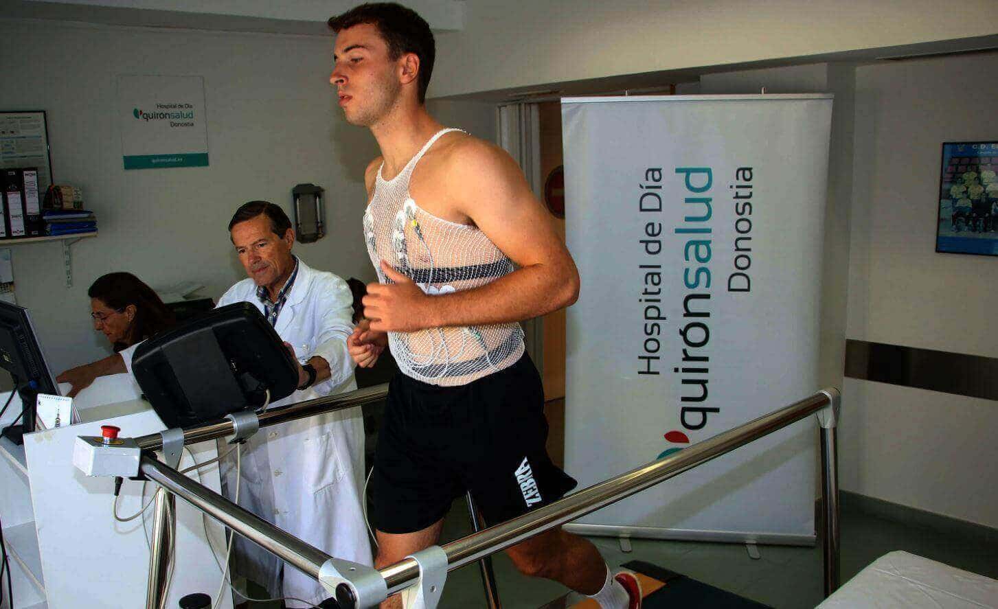 deportista en cinta corriendo 2
