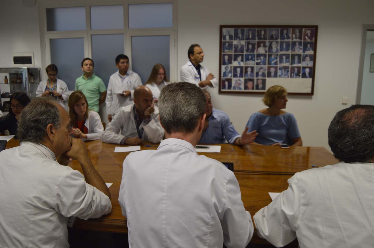 médicos atendiendo en una sala de reuniones