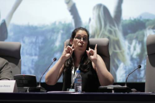 mujer presentando