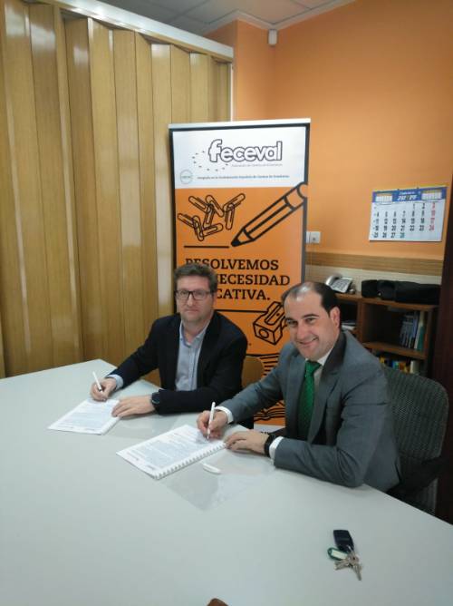 trabajadores firmando acuerdo
