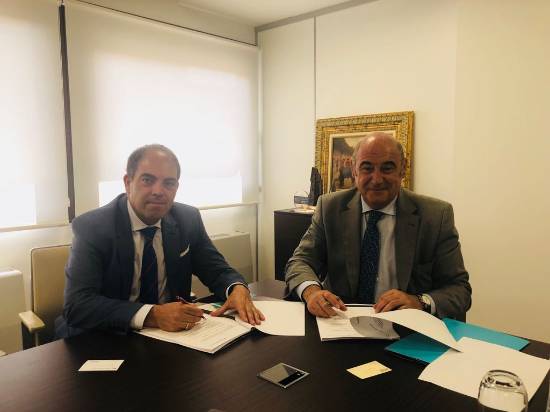 empleados firmando acuerdo