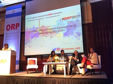 expertos sentados en evento 2