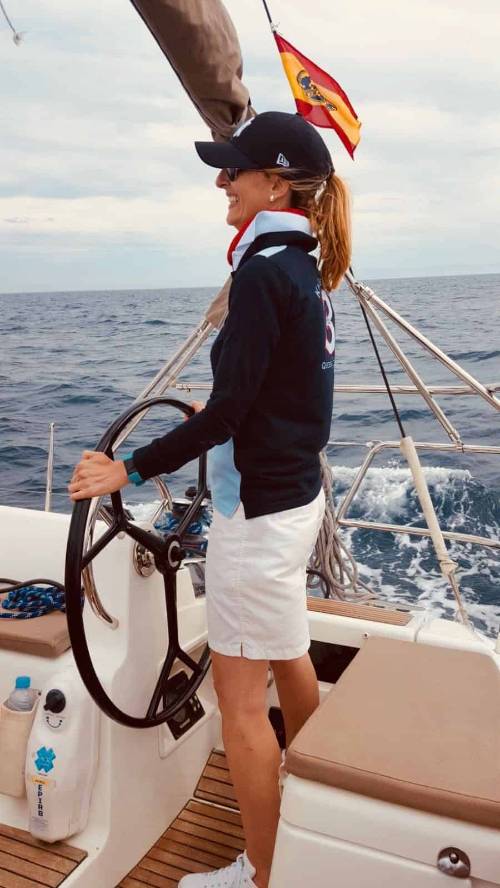 mujer llevando timón barco