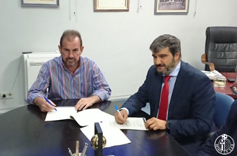 personas firmando mesa