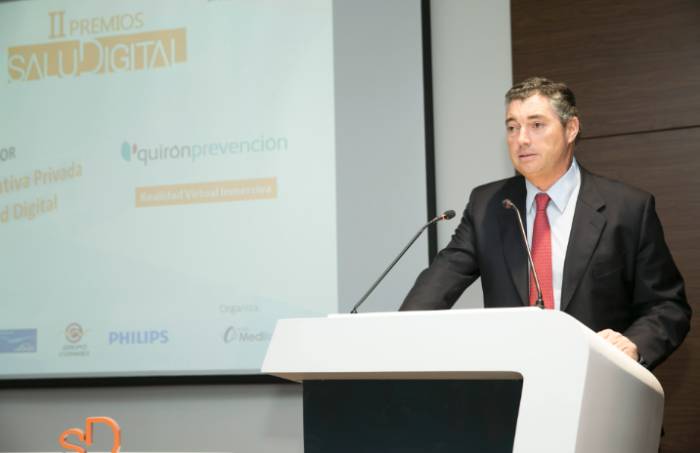 persona presentando en atril