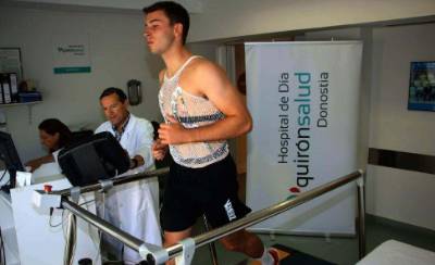 deportista en cinta corriendo