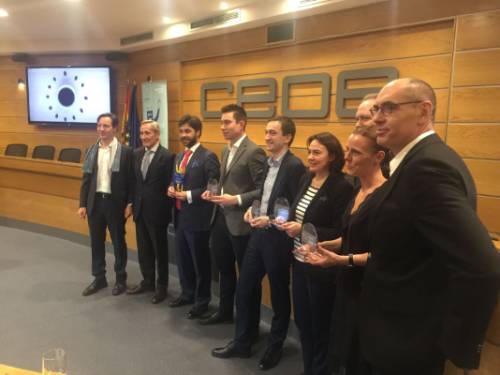 asistentes posando con premios