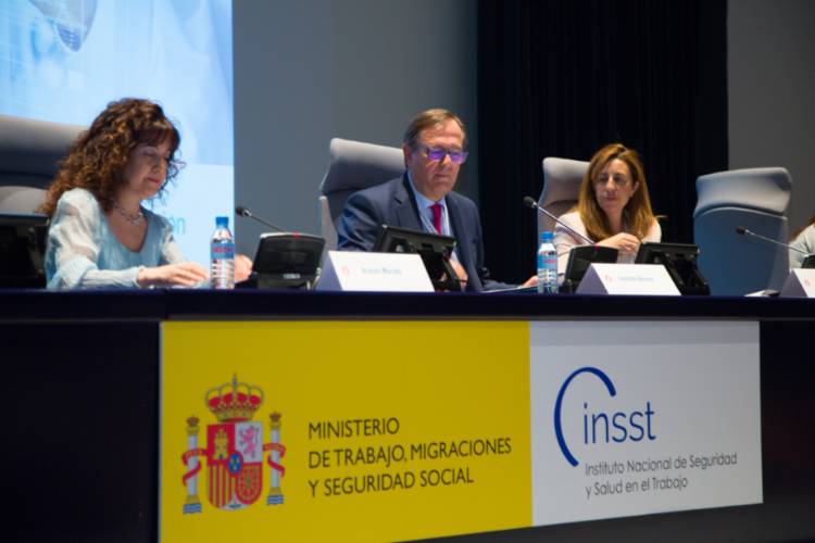 personas presentando congreso 2