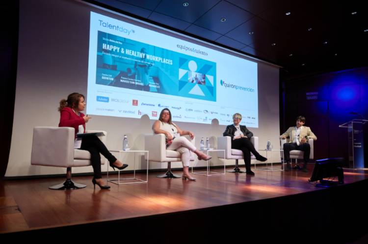 personas exponiendo evento