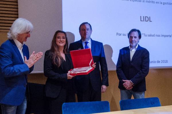 entrega reconocimiento trabajadora Lidl