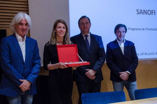 entrega reconocimiento trabajadora Sanofi