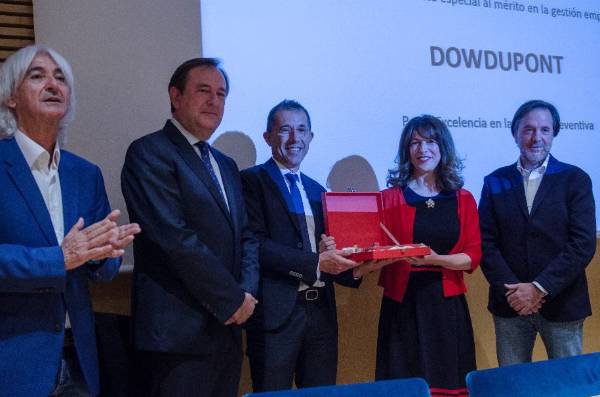 entrega reconocimiento trabajador DowDuPont