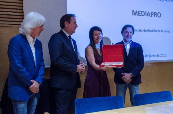entrega reconocimiento trabajador DowDuPont