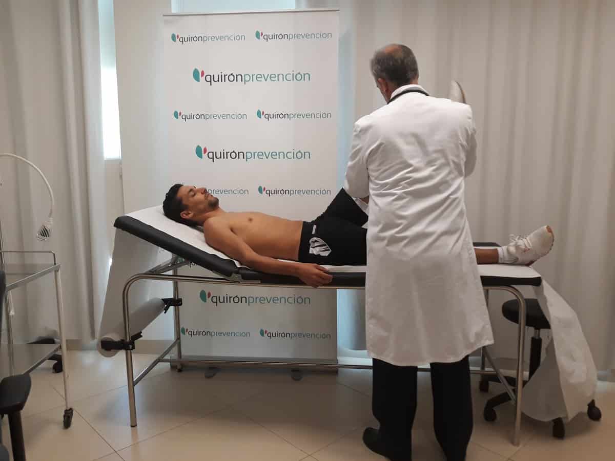 médico pasando reconocimiento futbolista