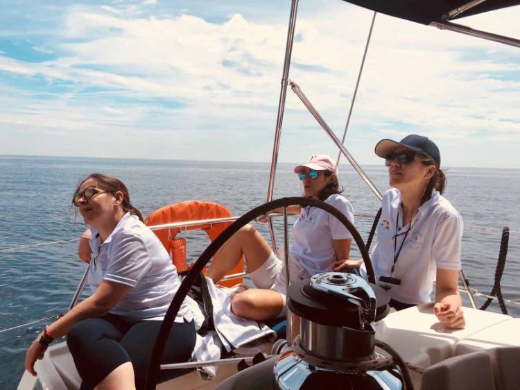 mujeres navegando velero