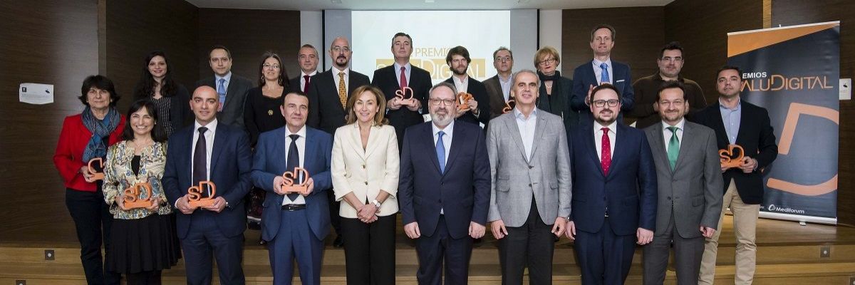 foto-familiar-de-los-premiados-en-la-ii-edicion-de-los-premios-saludigital_8_1200x400