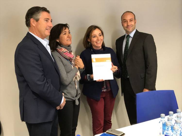 personas mostrando certificación 4