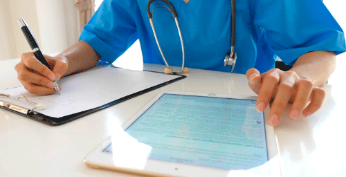 médico con tablet y libreta