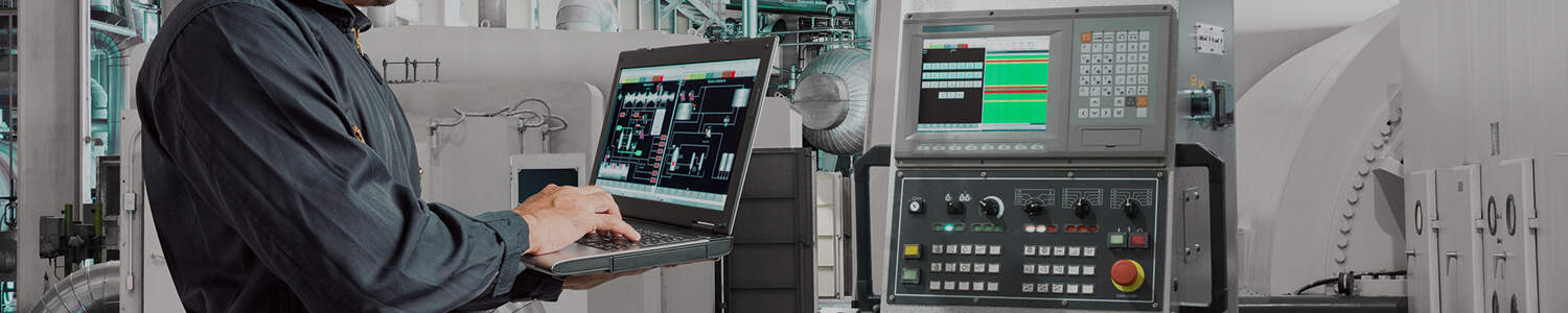 operario ejecutando tareas en panel de control